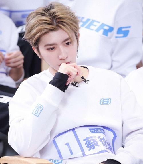 蔡徐坤娱乐吃瓜图片